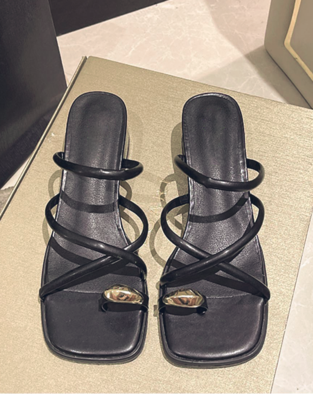♀Thumb Loop Narrow Strap Sandals
