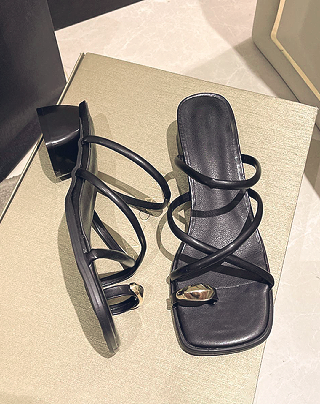 ♀Thumb Loop Narrow Strap Sandals