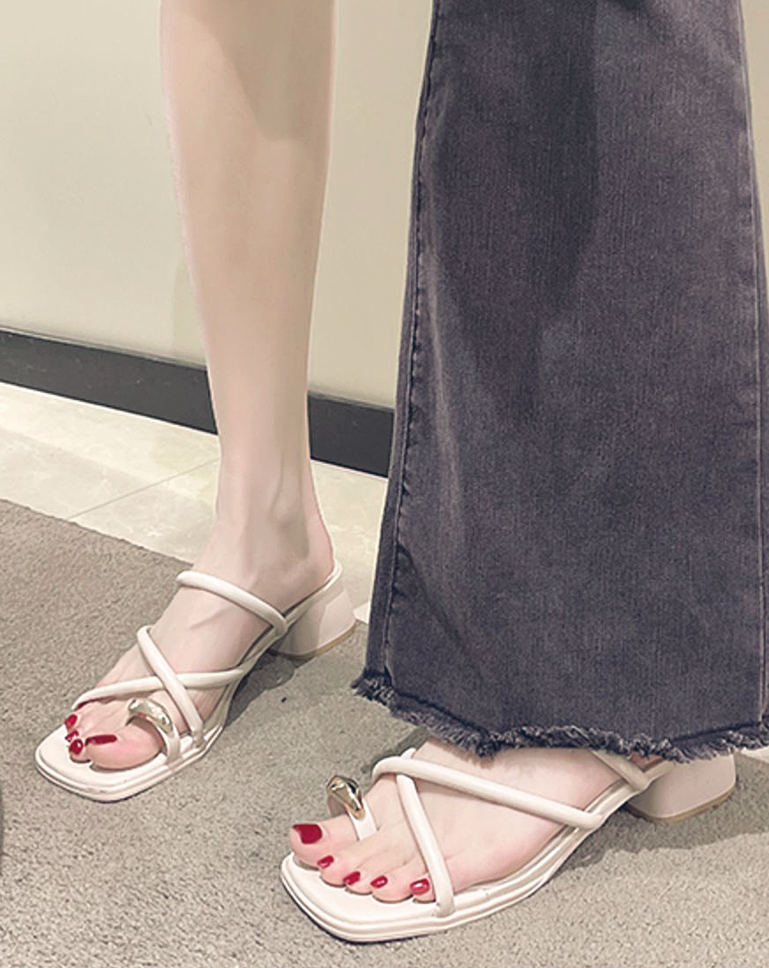 ♀Thumb Loop Narrow Strap Sandals