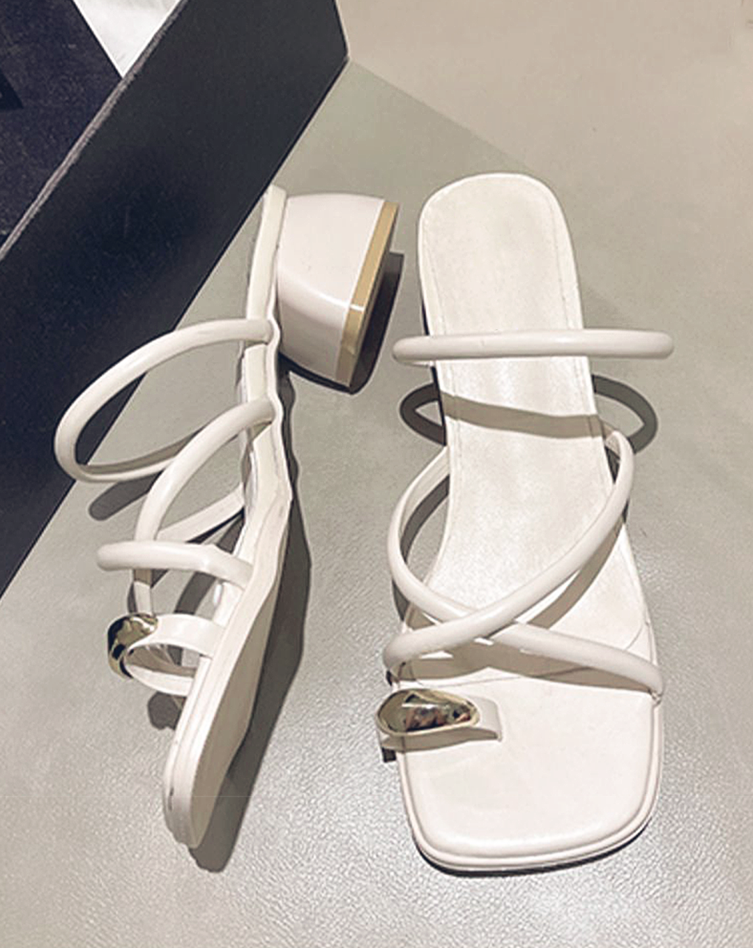 ♀Thumb Loop Narrow Strap Sandals
