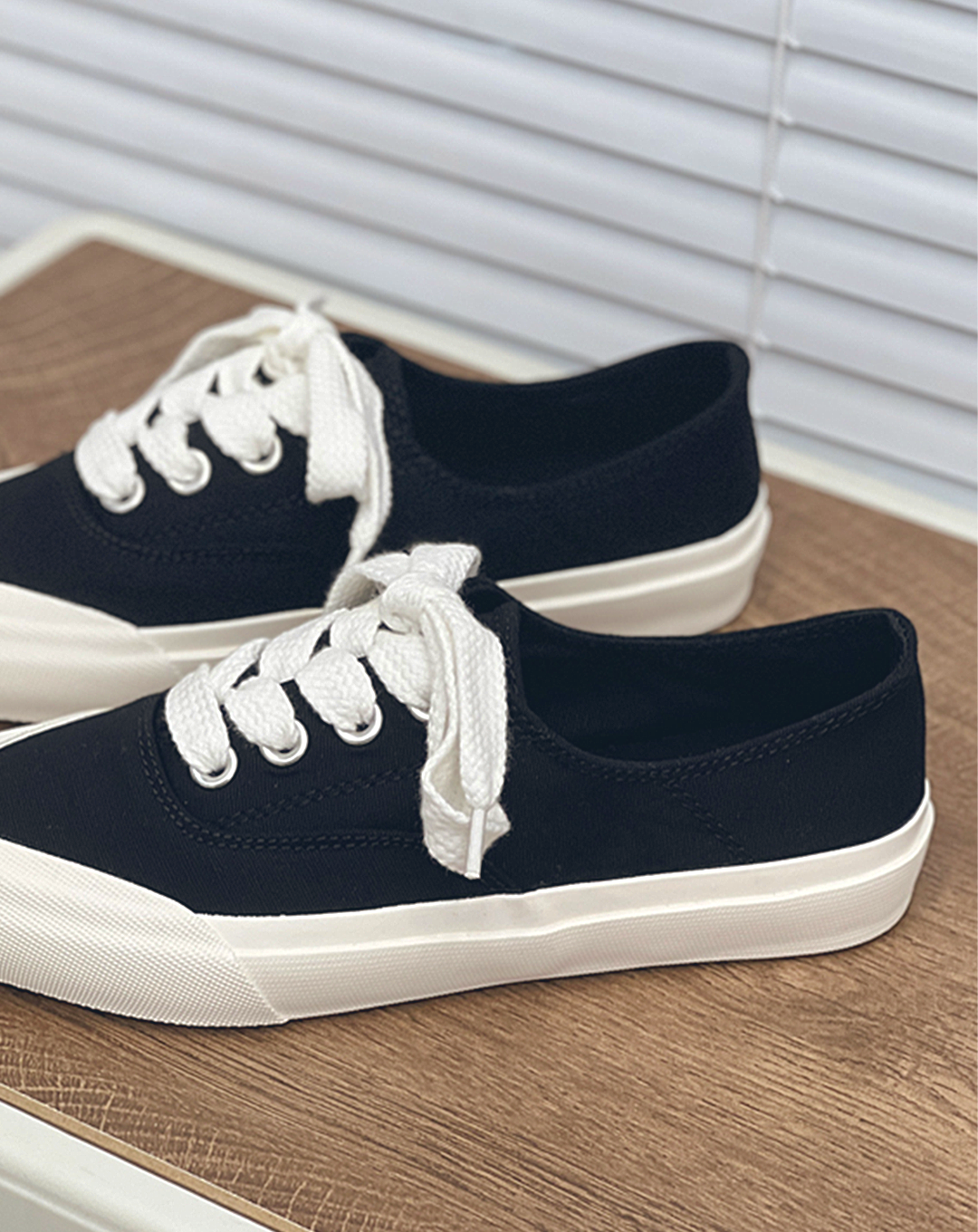 ♀Pointed Toe Canvas Sneakers