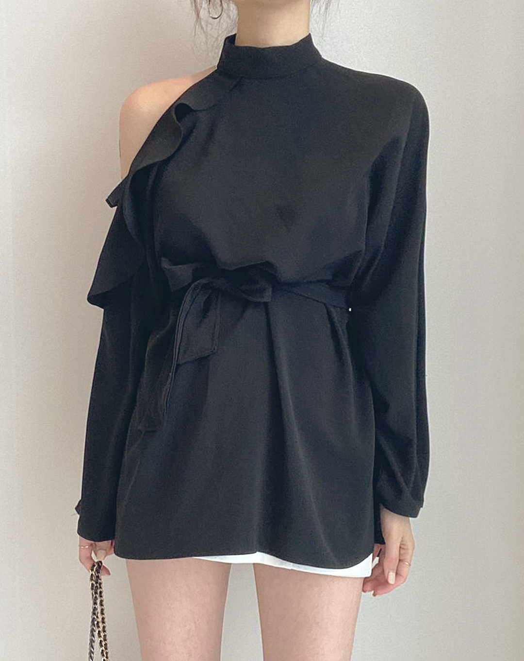 ♀Asymmetric Cutout Shirt