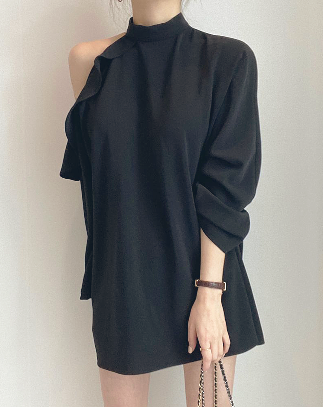♀Asymmetric Cutout Shirt