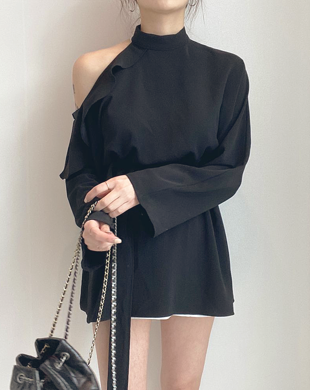 ♀Asymmetric Cutout Shirt