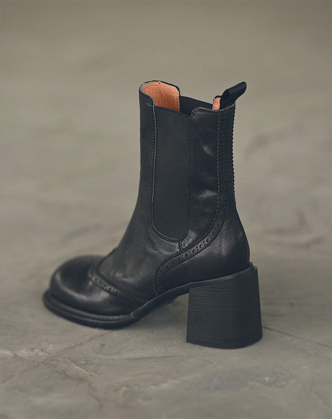 ♀Medallion Leather Chelsea Boots