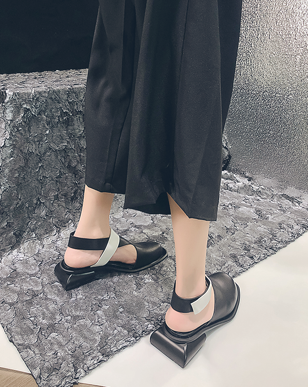 ♀本革/Square Heel Cross Strap Shoes