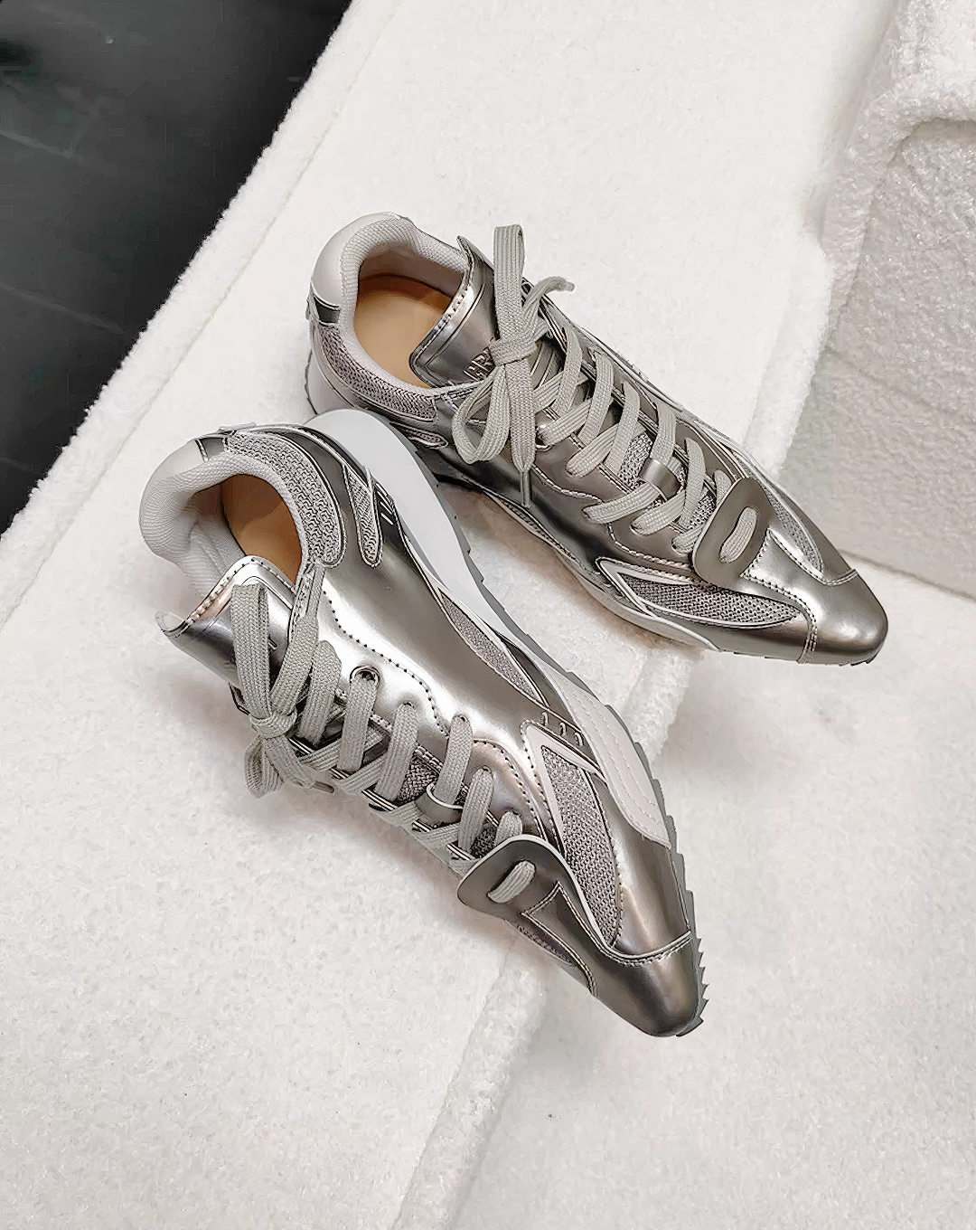 ♀本革/Metallic Sleek Pointed Sneakers