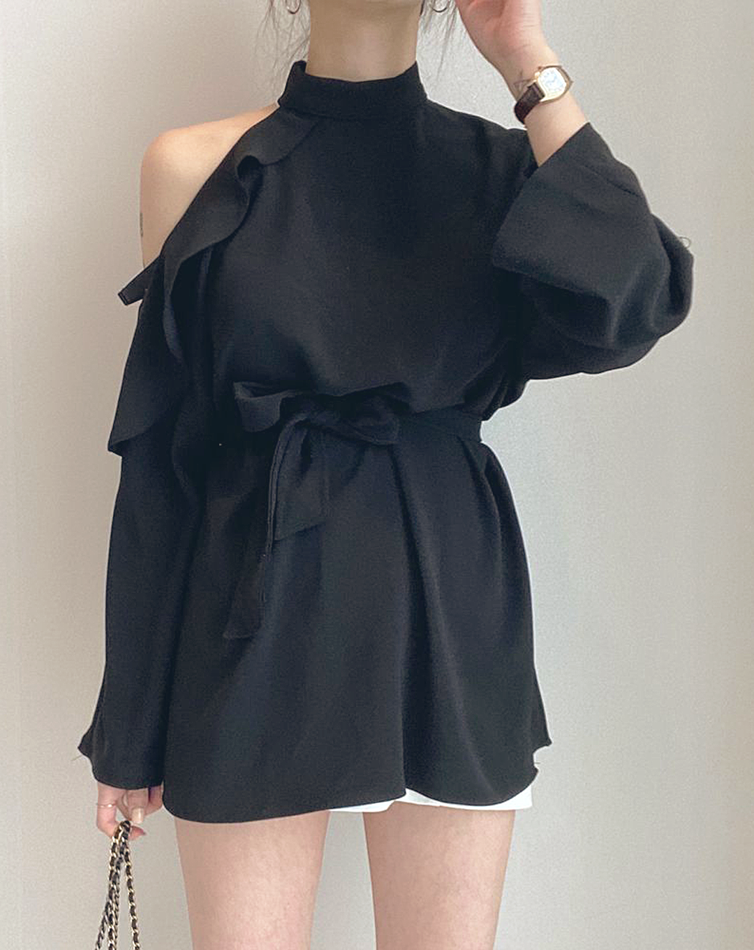 ♀Asymmetric Cutout Shirt