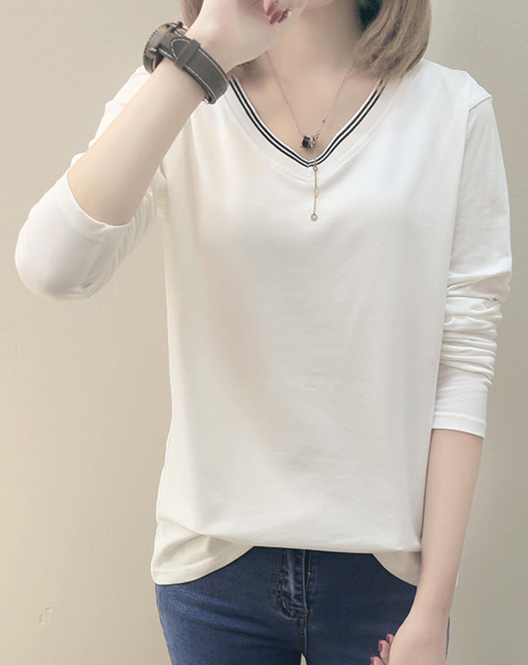 ♀Straight Line V-neck Shirt