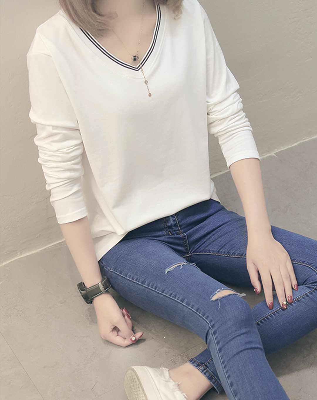 ♀Straight Line V-neck Shirt