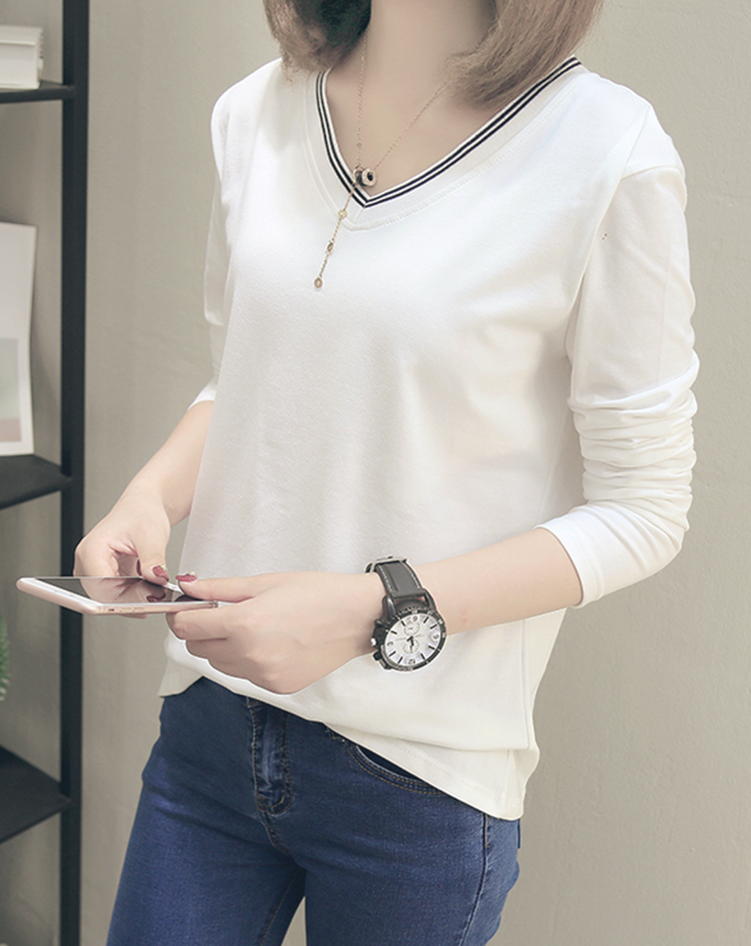 ♀Straight Line V-neck Shirt