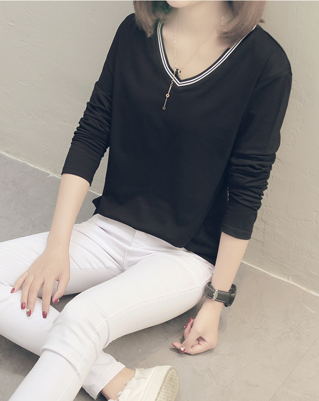 ♀Straight Line V-neck Shirt