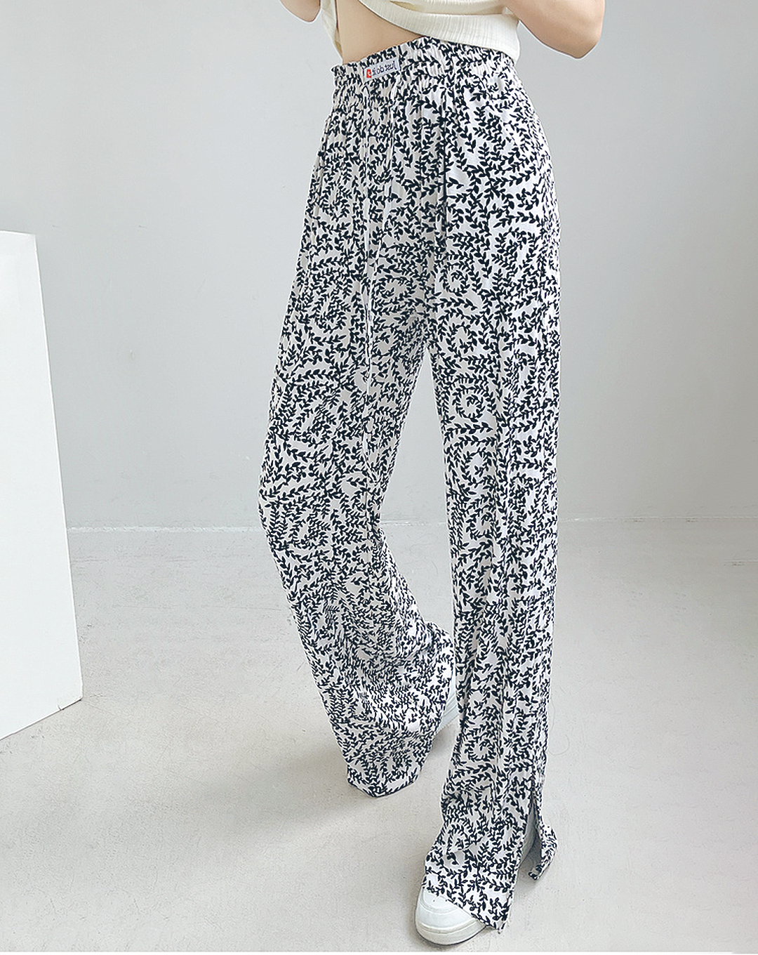 ♀Monochrome Botanical Pattern Pants