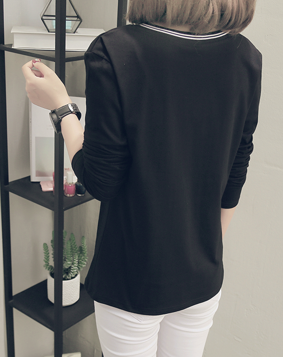 ♀Straight Line V-neck Shirt