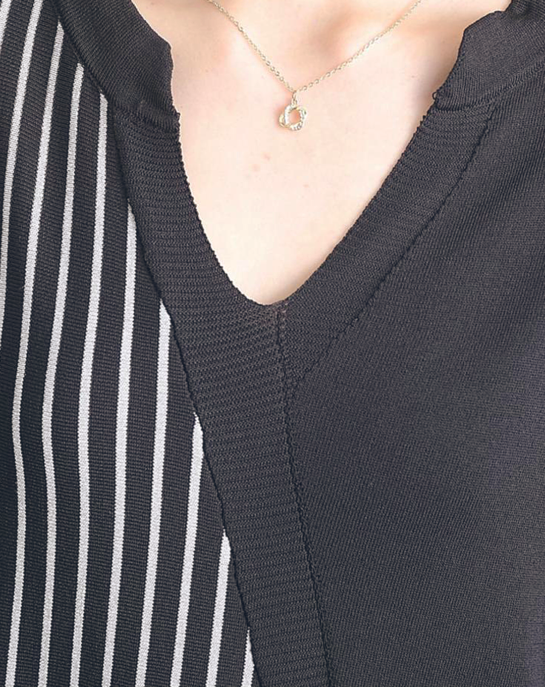 ♀Striped Switching V-neck Shirt