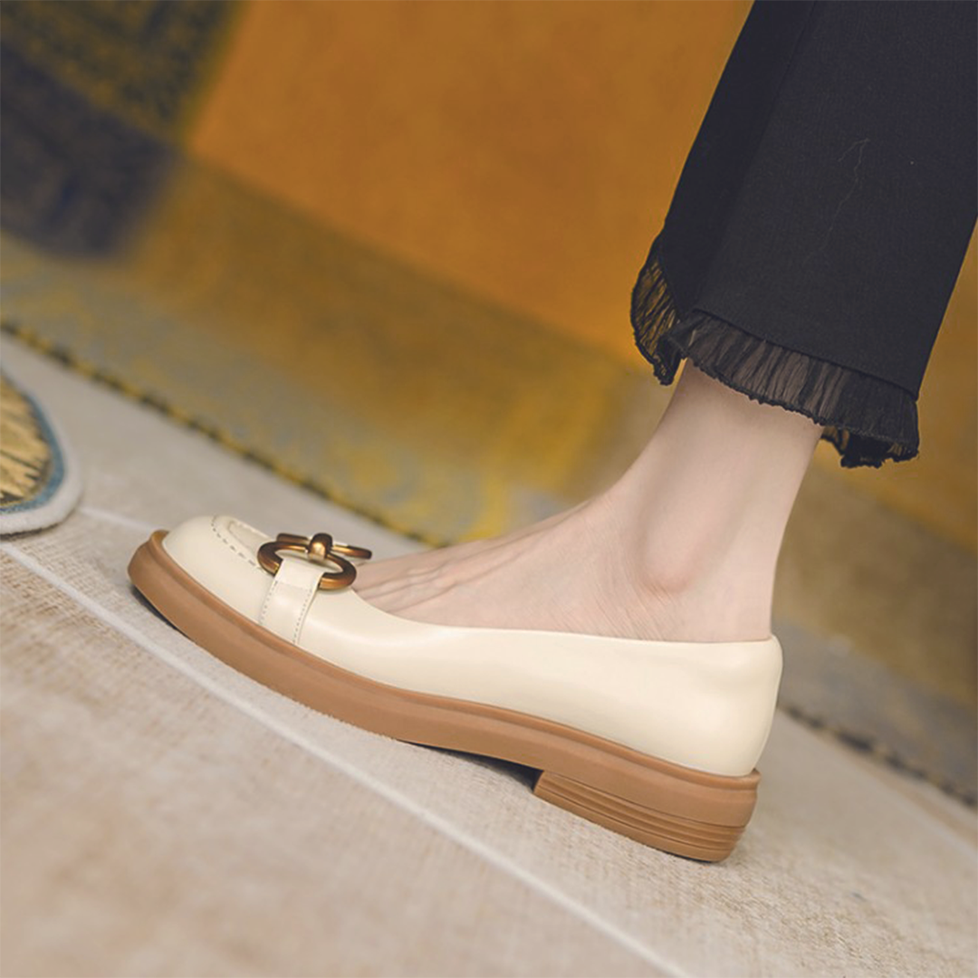 ♀ Buckle Round Toe White Loafer