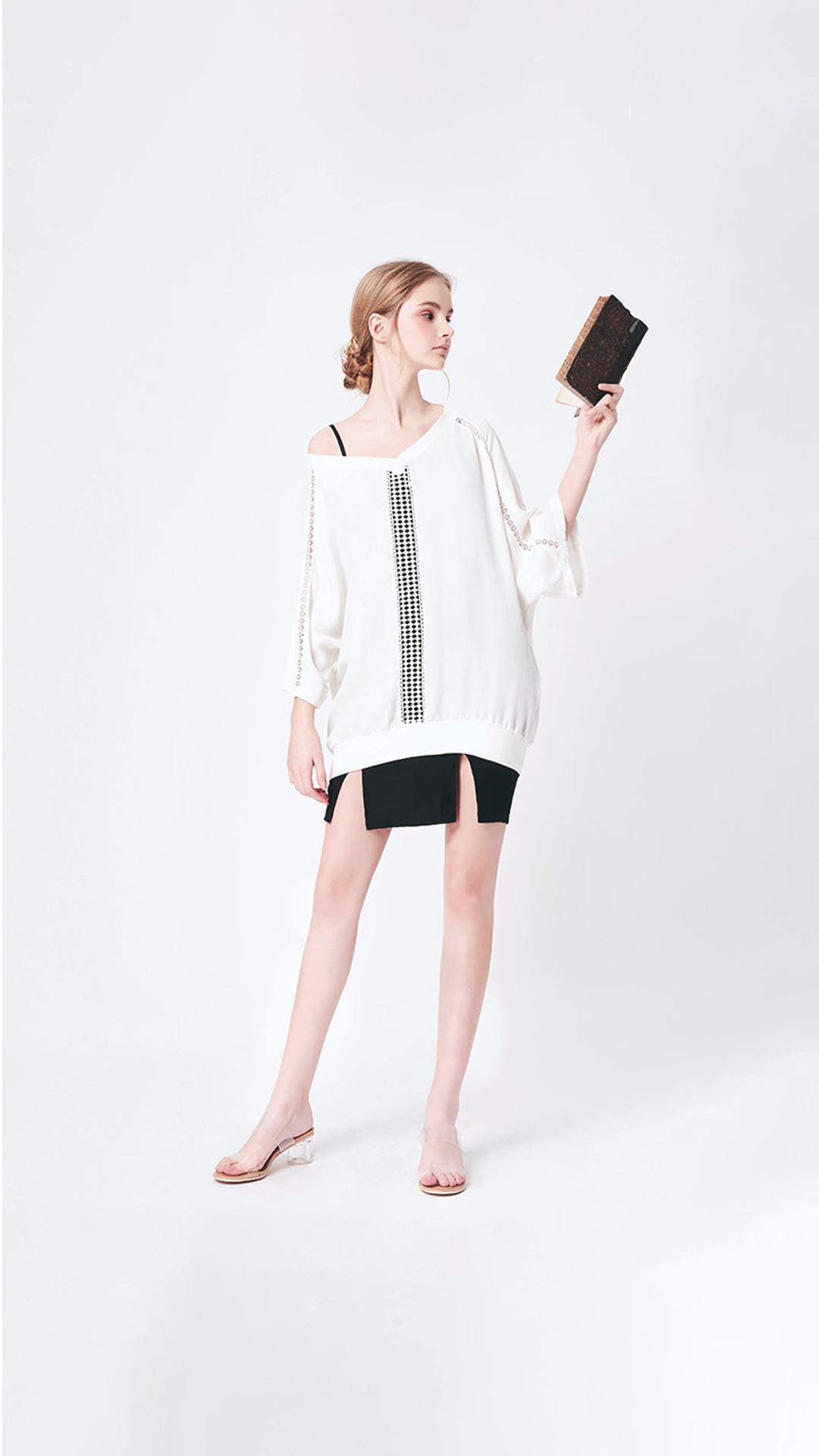 ♀Mid-Sleeve V-Neck Shirt