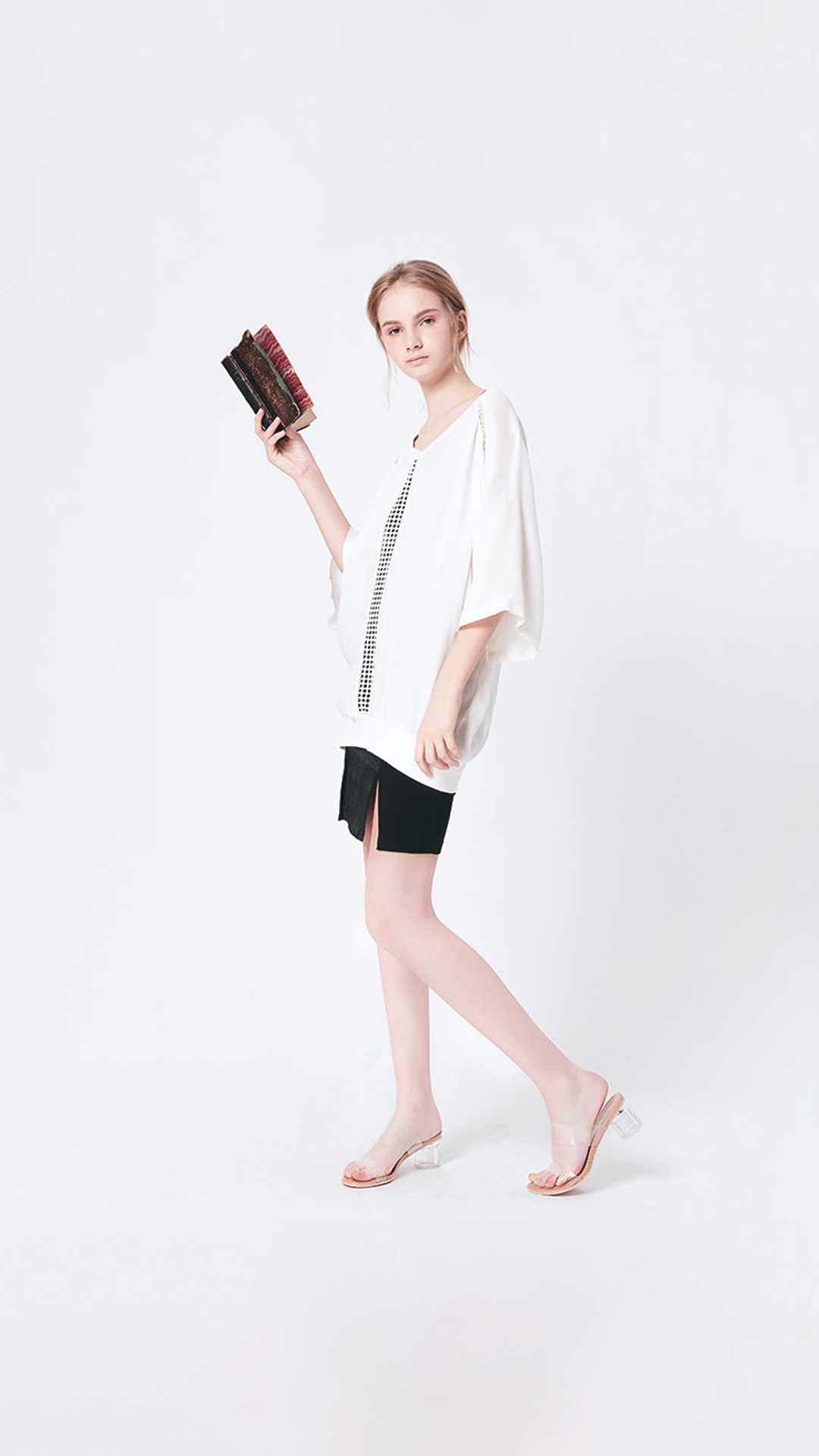 ♀Mid-Sleeve V-Neck Shirt