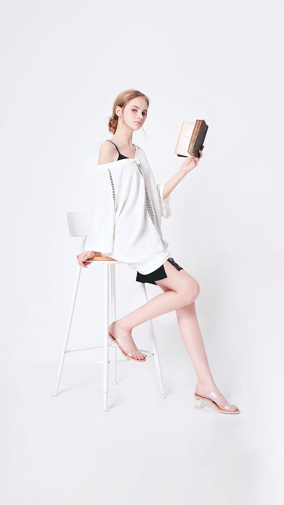 ♀Mid-Sleeve V-Neck Shirt