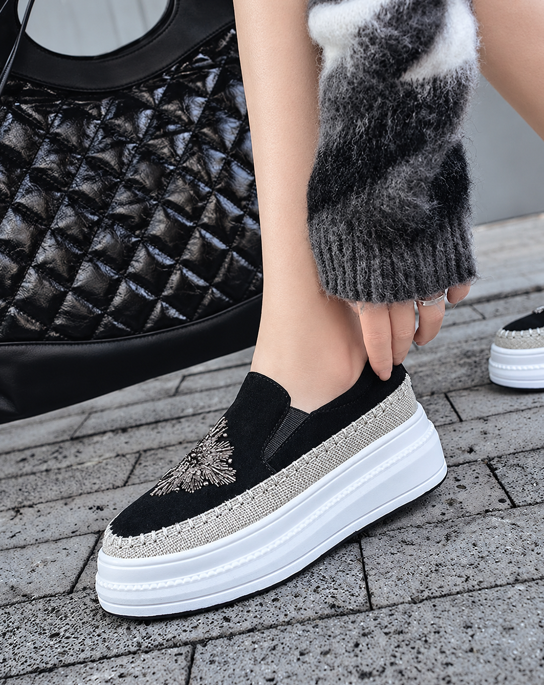 ♀本革／Embroidered Design Platform Slip-on