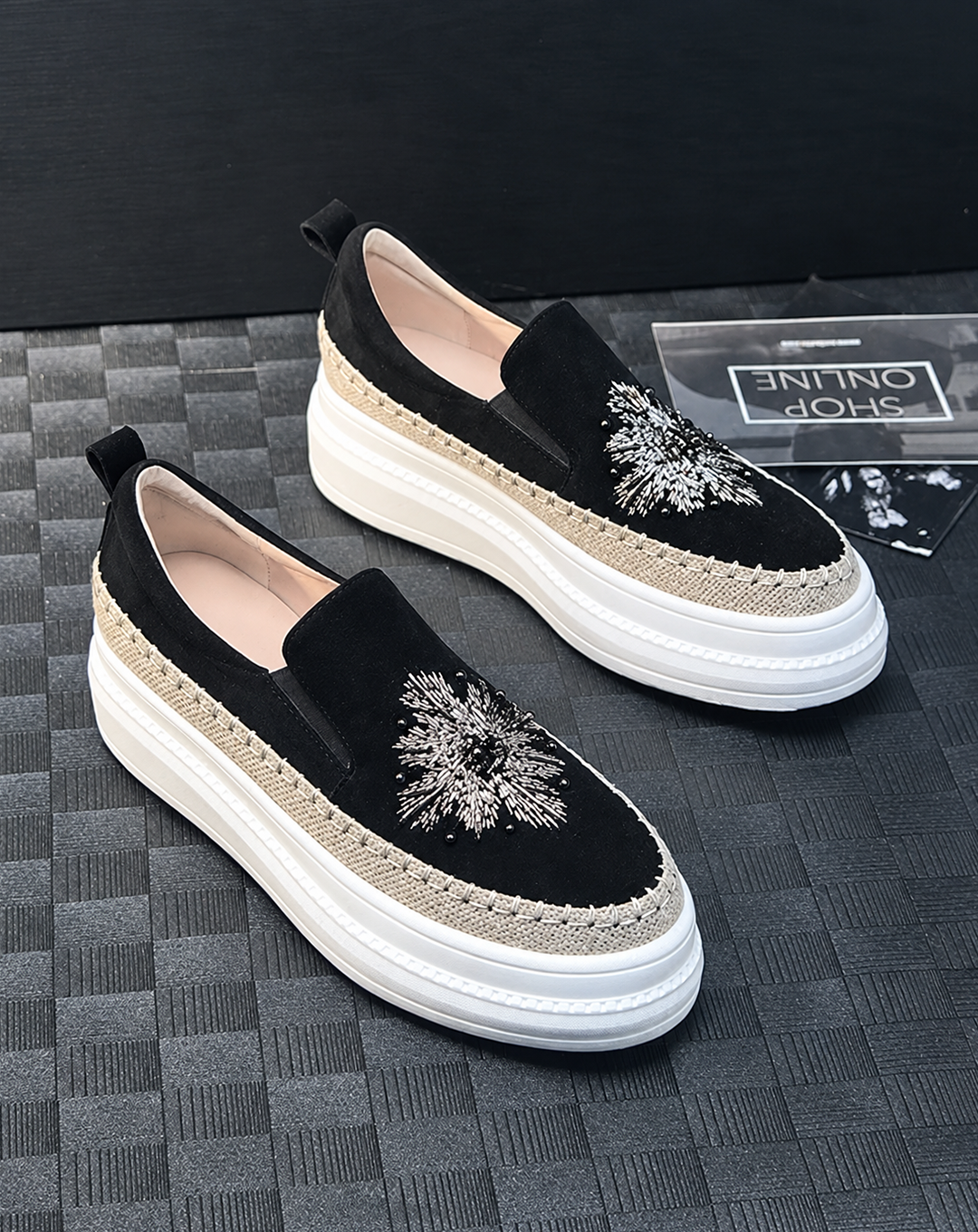 ♀本革／Embroidered Design Platform Slip-on