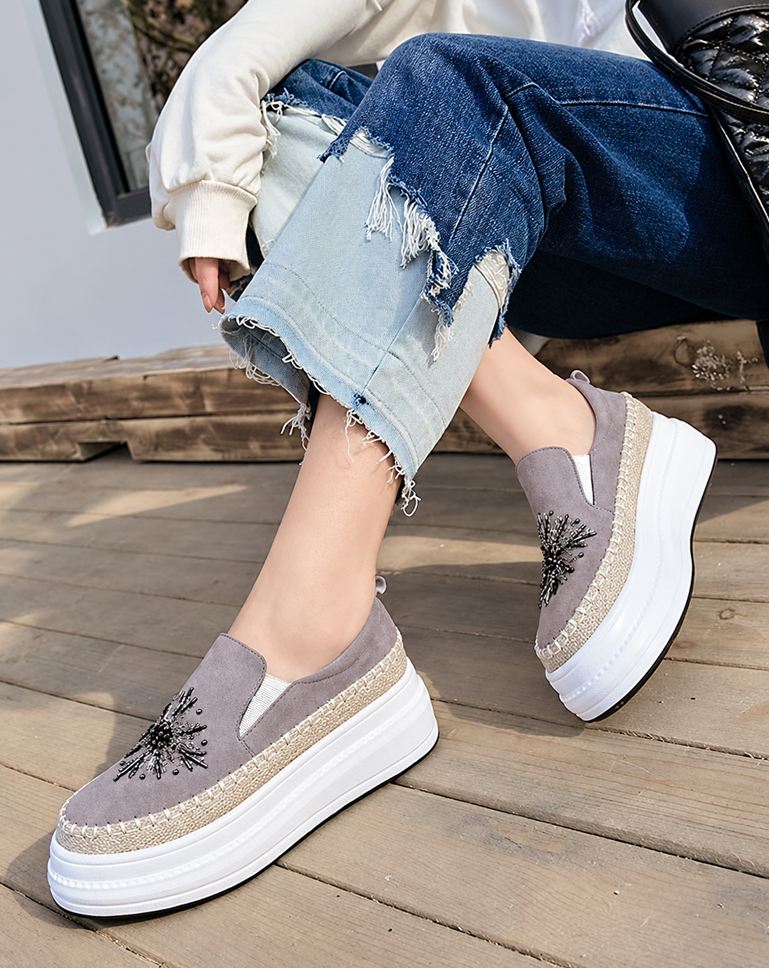 ♀本革／Embroidered Design Platform Slip-on