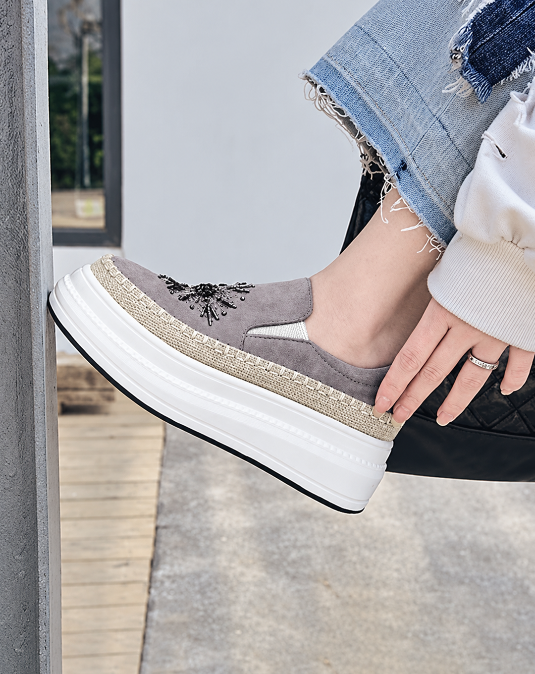♀本革／Embroidered Design Platform Slip-on