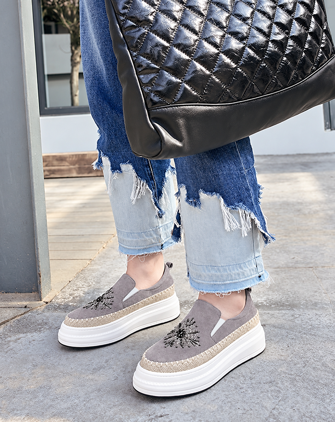 ♀本革／Embroidered Design Platform Slip-on