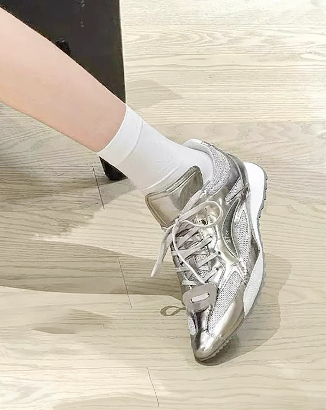 ♀本革／Metallic Sleek Pointed Sneakers