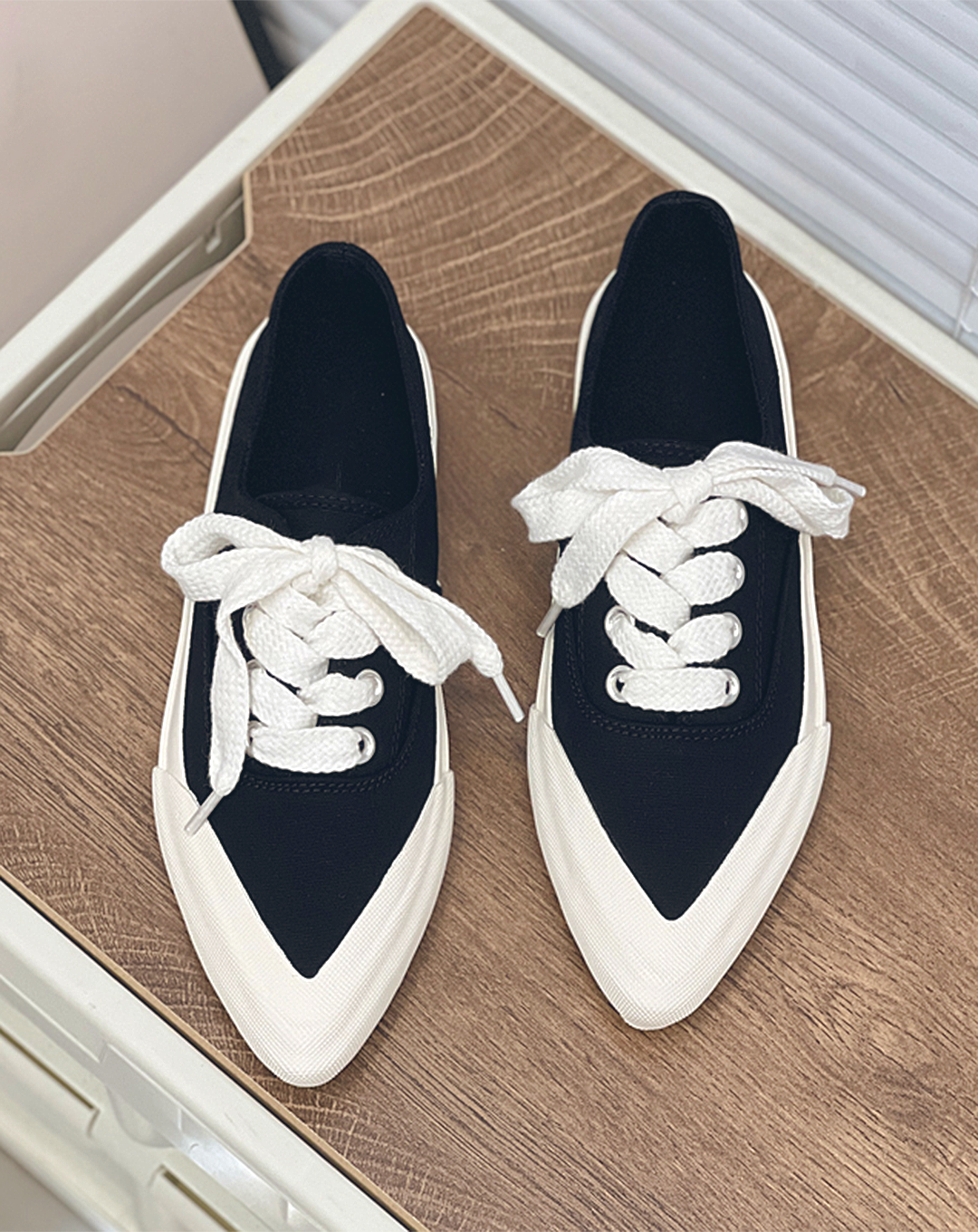 ♀Pointed Toe Canvas Sneakers