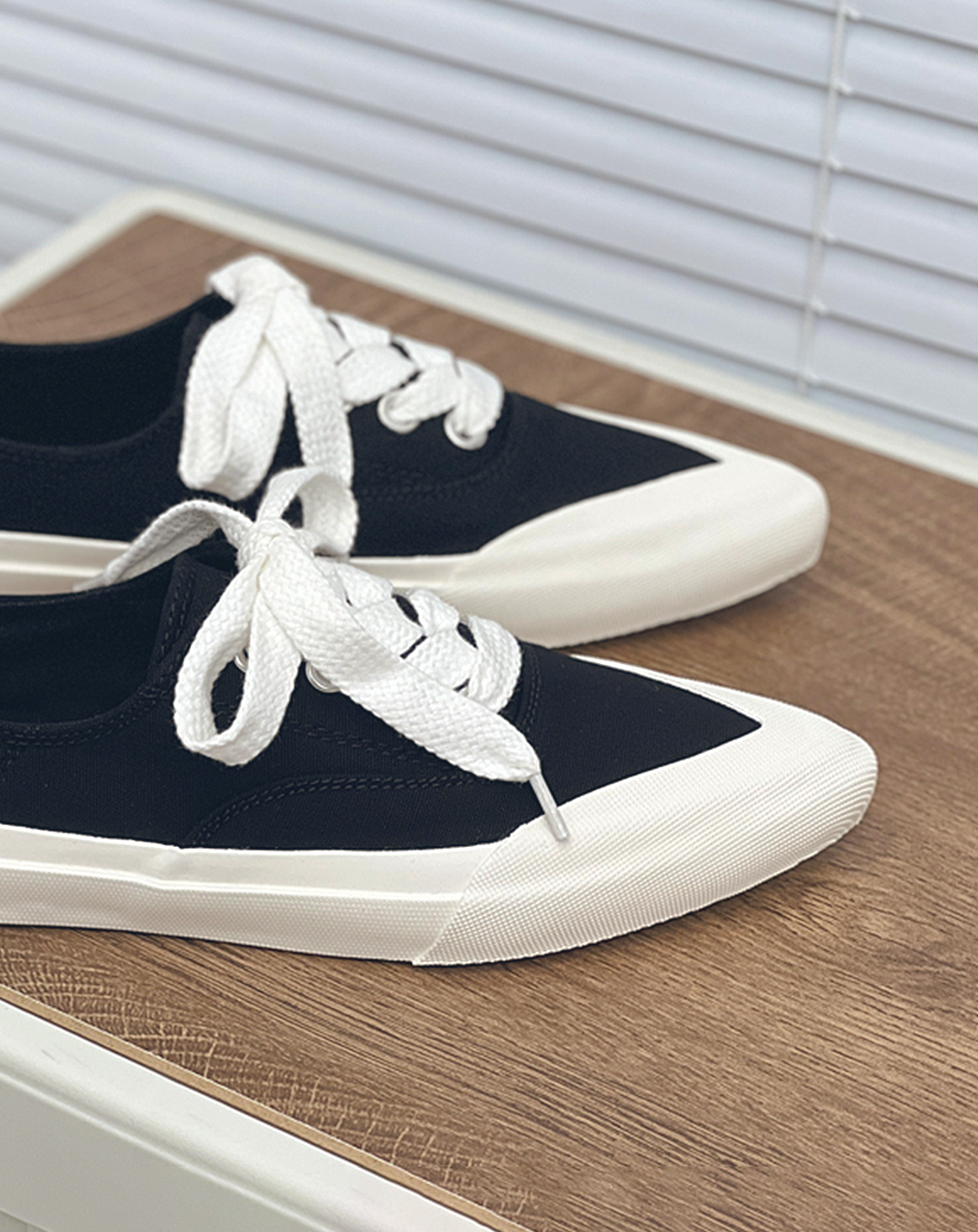 Pointed toe 2025 canvas sneakers