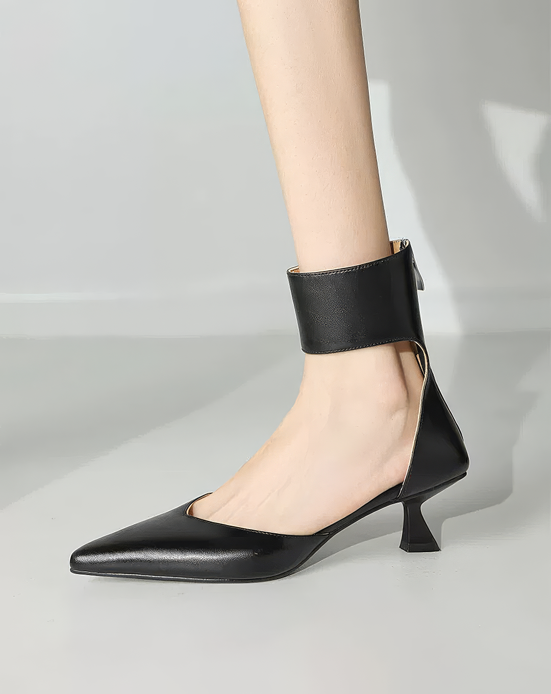 ♀本革／Pointed Toe Strap Pumps