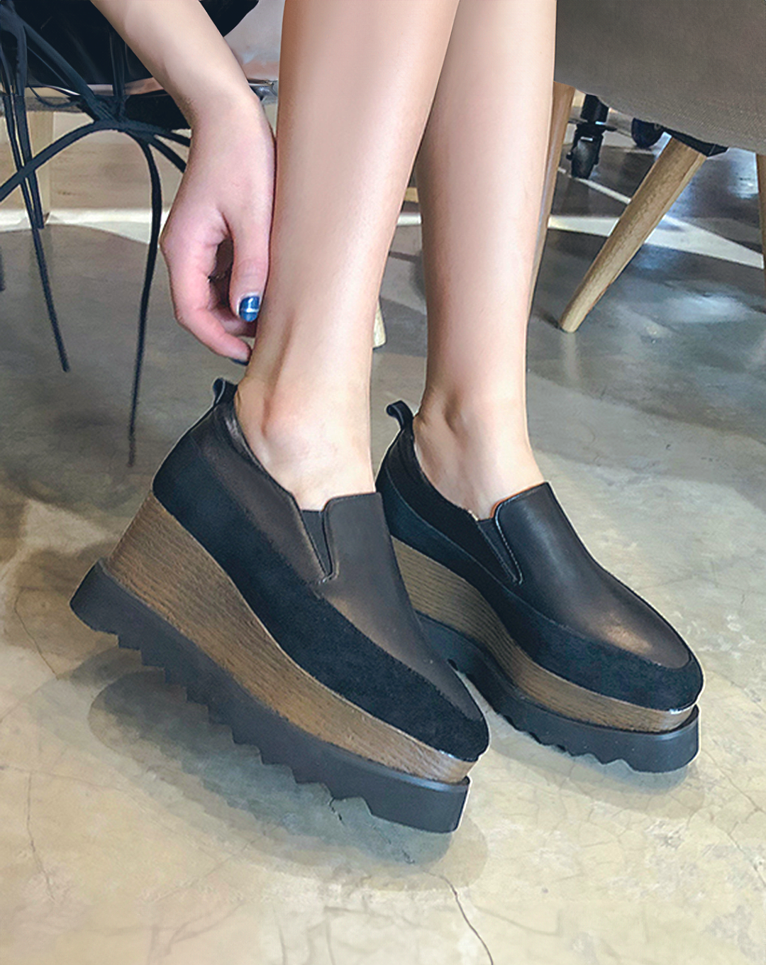 ♀本革／Platform Black Leather Slip-On Shoes