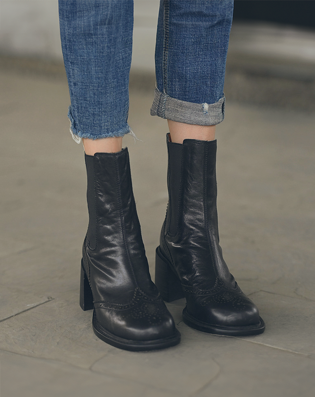 ♀Medallion Leather Chelsea Boots