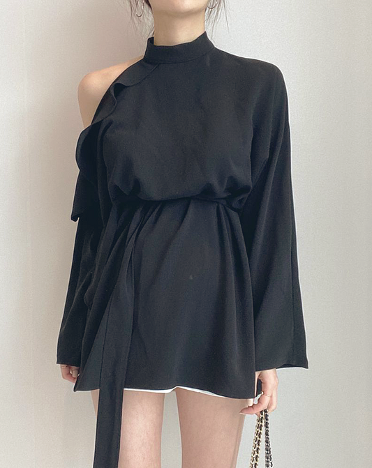 ♀Asymmetric Cutout Shirt