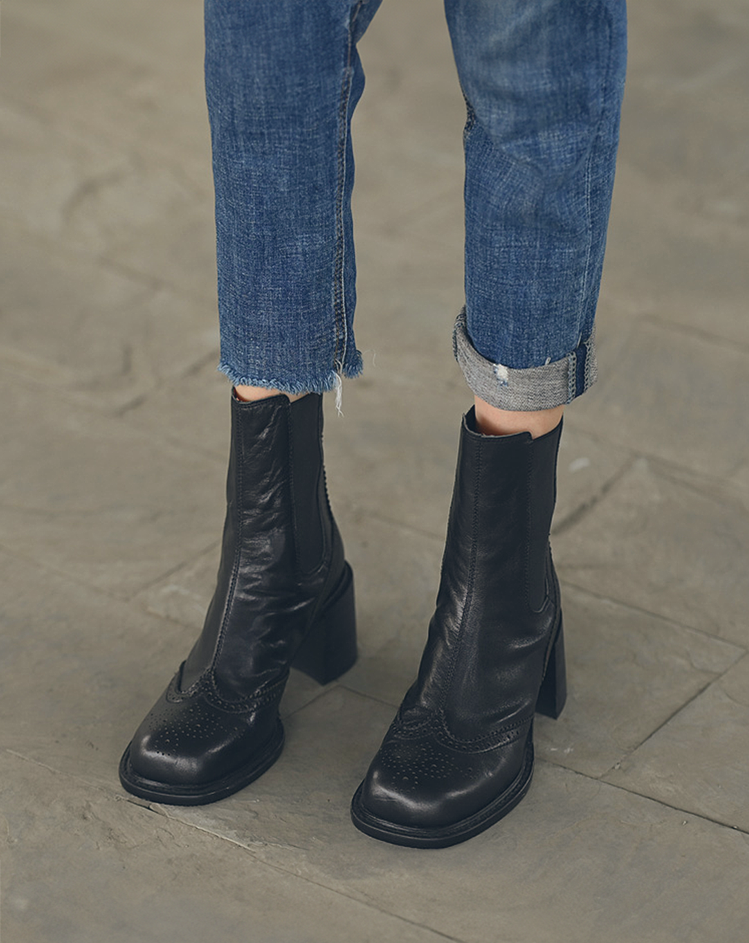 ♀Medallion Leather Chelsea Boots