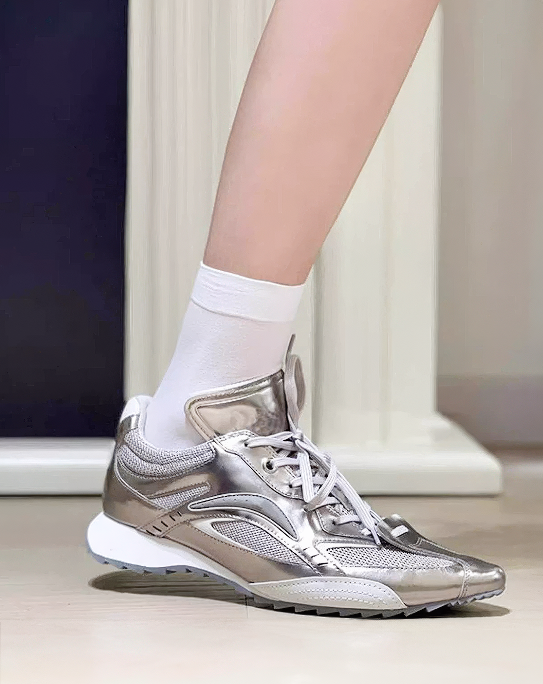 ♀本革／Metallic Sleek Pointed Sneakers