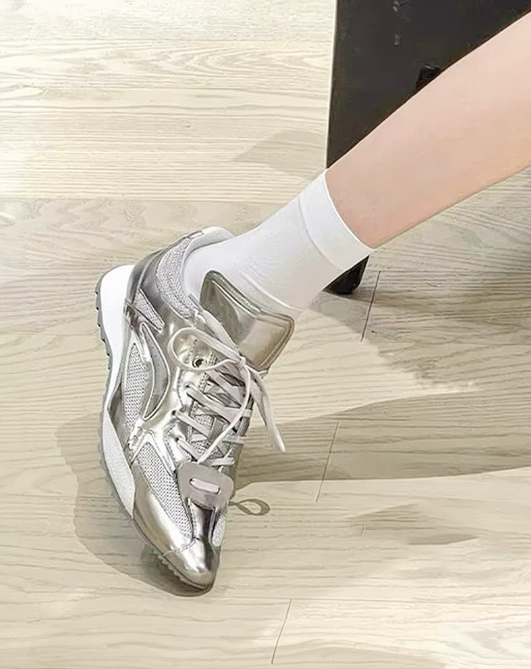 ♀本革／Metallic Sleek Pointed Sneakers