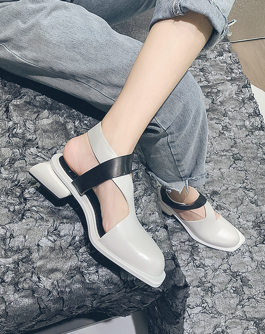 ♀本革／Square Heel Cross Strap Shoes