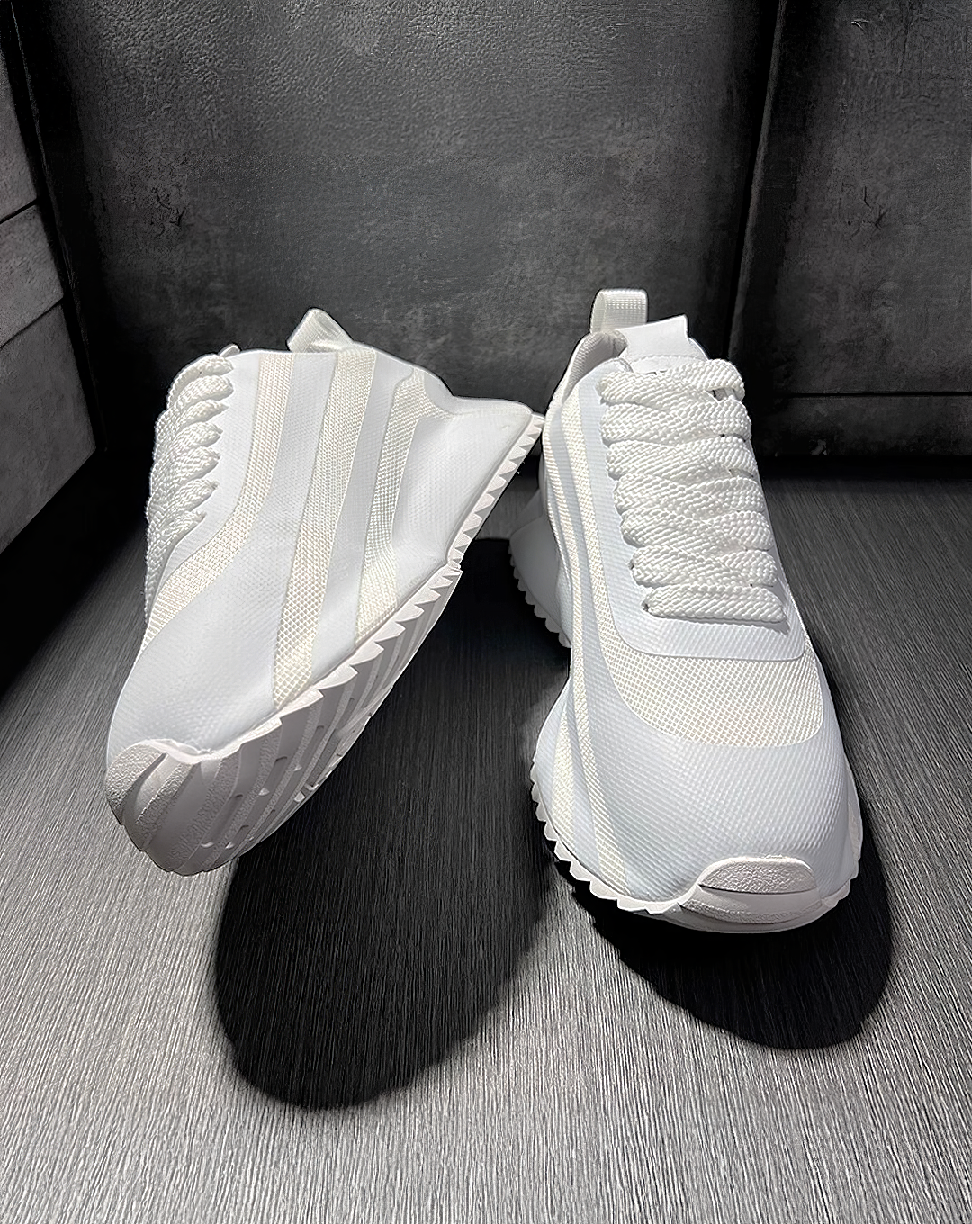 ♂♀Dynamic Stripe Sneakers