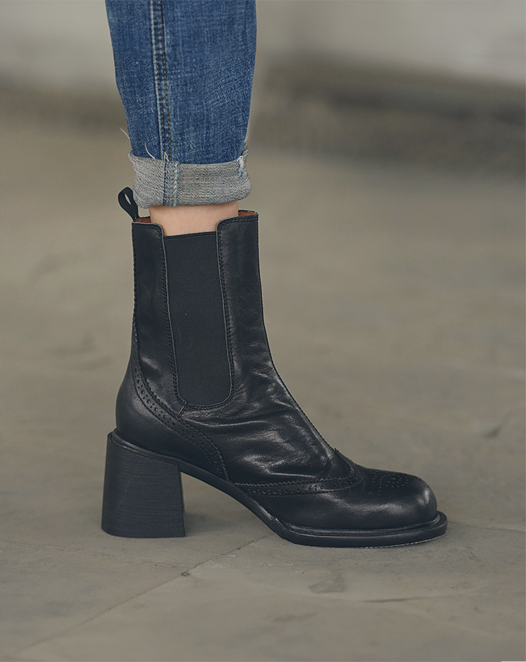 ♀Medallion Leather Chelsea Boots