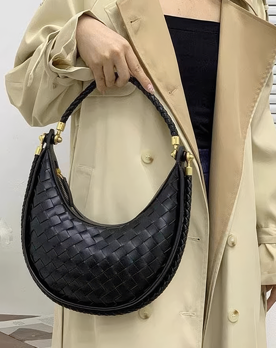 ♀本革／Intrecciato Leather Moon Bag