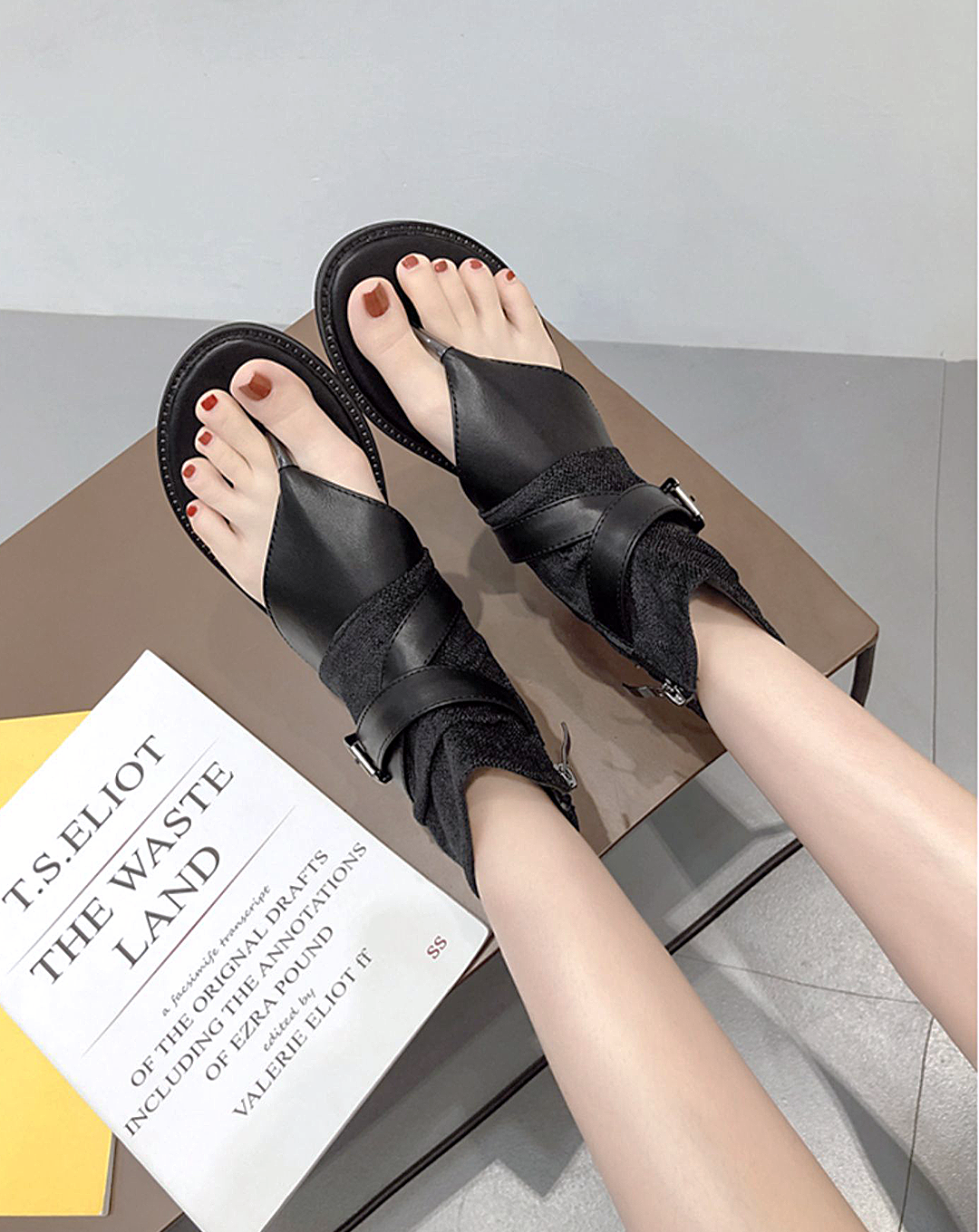 ♀本革／Strap Hooded Sandals