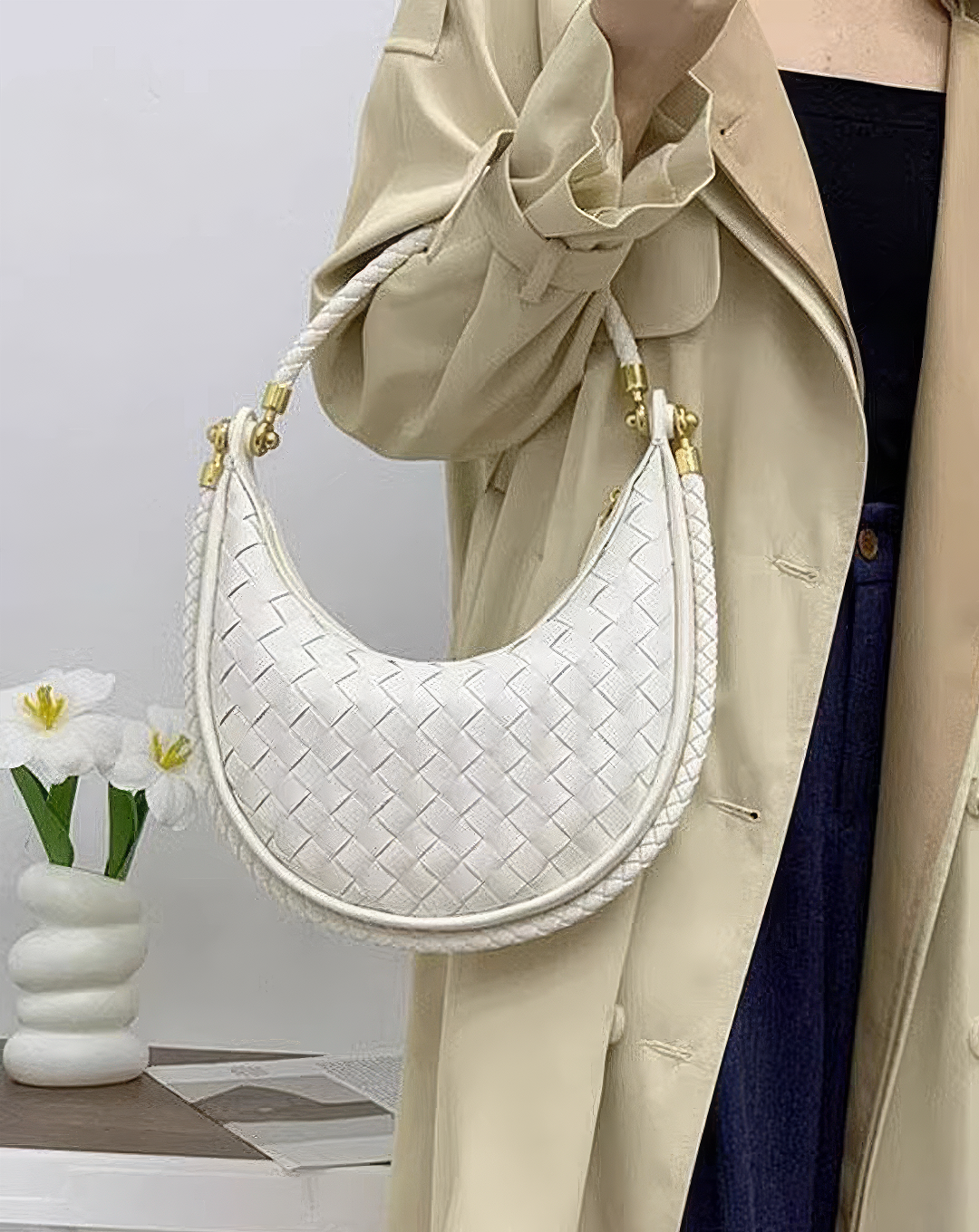 ♀本革／Intrecciato Leather Moon Bag
