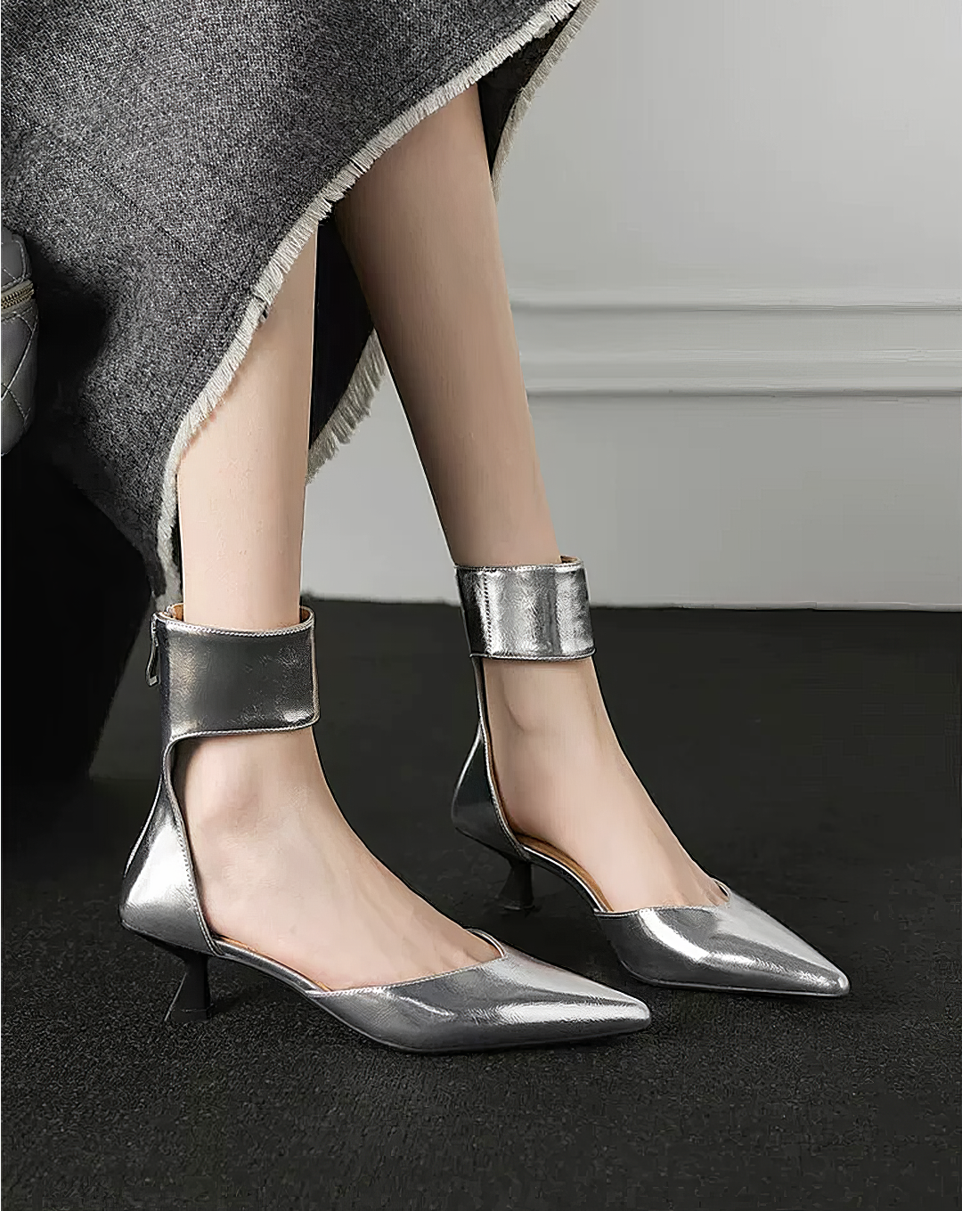♀本革／Pointed Toe Strap Pumps