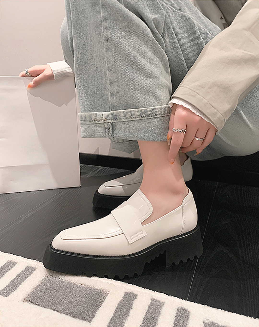 ♀本革／Chisel Toe Platform Loafers