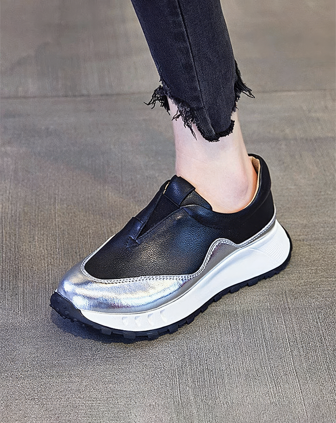 ♀Metallic Trim Wedge Slipons