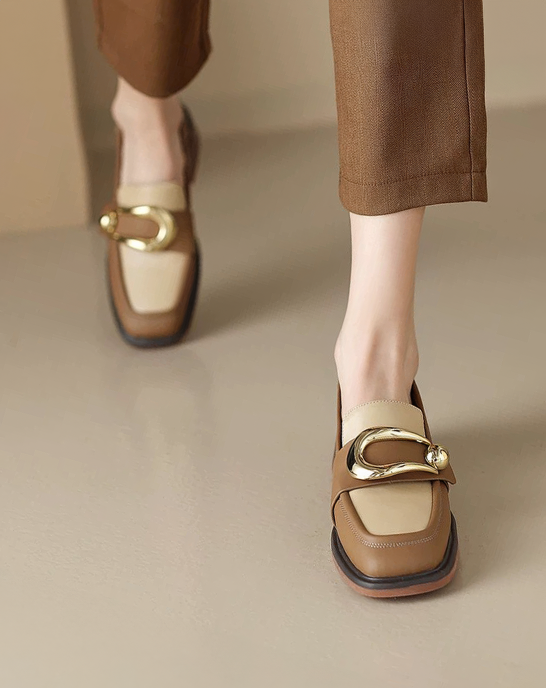 ♀本革／Gold Buckle Leather Loafers