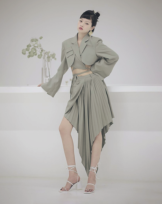 ♀Narrow Belt Short Jacket & Asymmetric Design Pleats Skirt